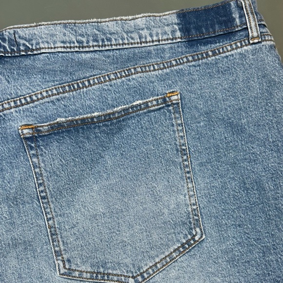 Abercrombie & Fitch Curve Love Women's The Mom Denim High Rise Short Size 37/24 - Picture 5 of 6